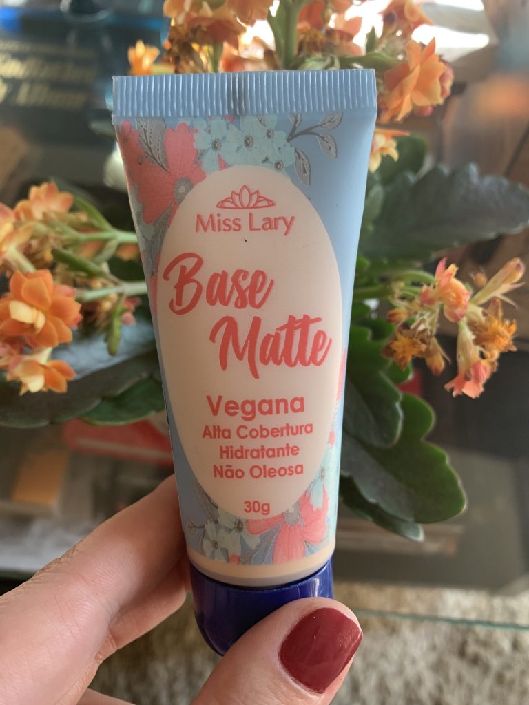 A foto mostra a embalagem da Base Matte Vegana, da marca Miss Lary