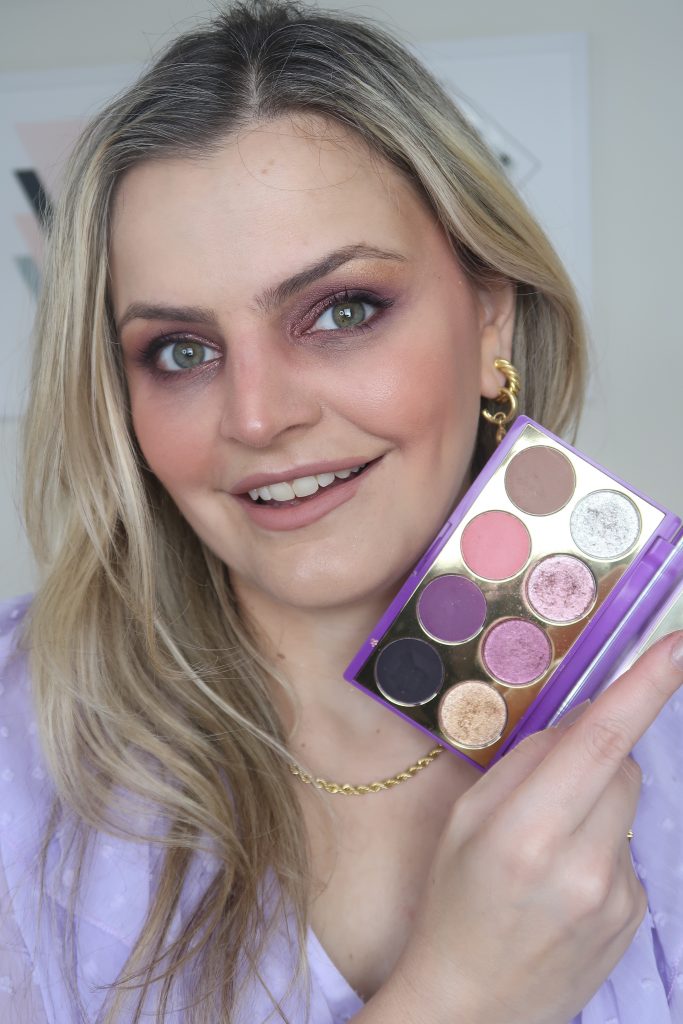 Foto mostra maquiagem com a Paleta Purple